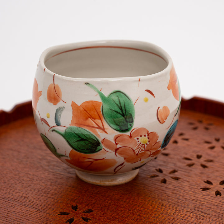 Kutani Ware Hand-Painted Ippuku Bowl Crackle Glazed Camellia and Arabesque by Kokuzougama 虚空蔵窯