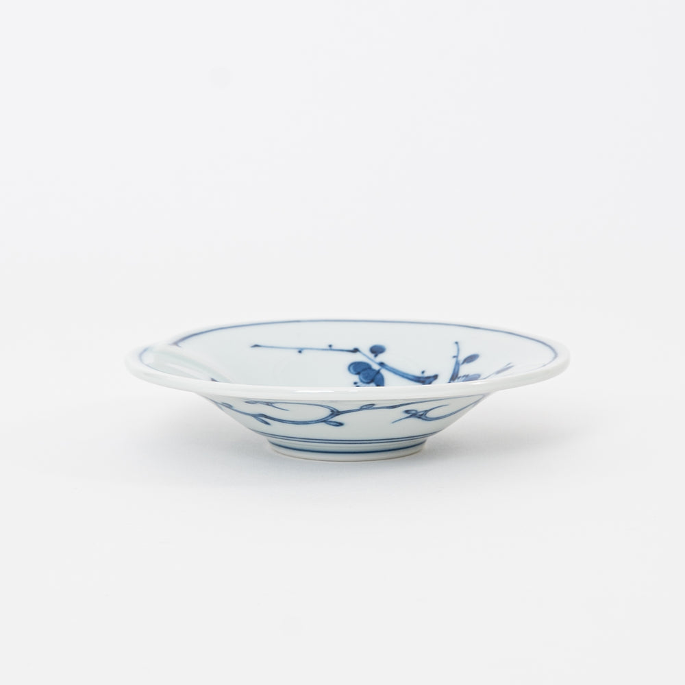 Side view of 4.3 inch Hasami yaki dish showing elegant vine motif and shallow profile.