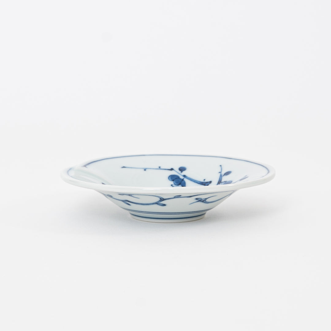 Side view of 4.3 inch Hasami yaki dish showing elegant vine motif and shallow profile.