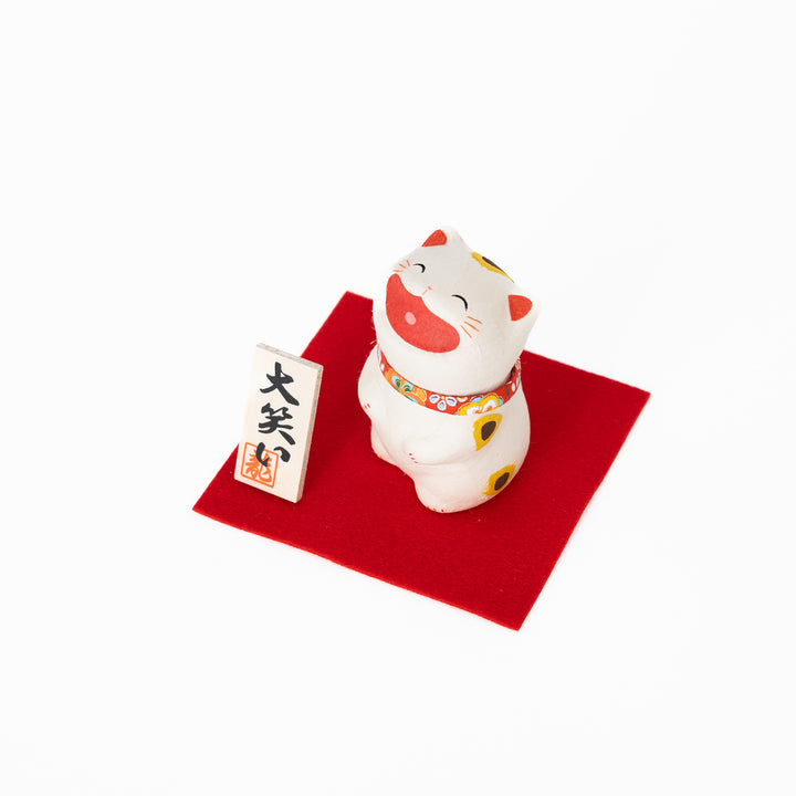 smiling Japanese buchi cat figurine spotted pattern lucky cat decoration