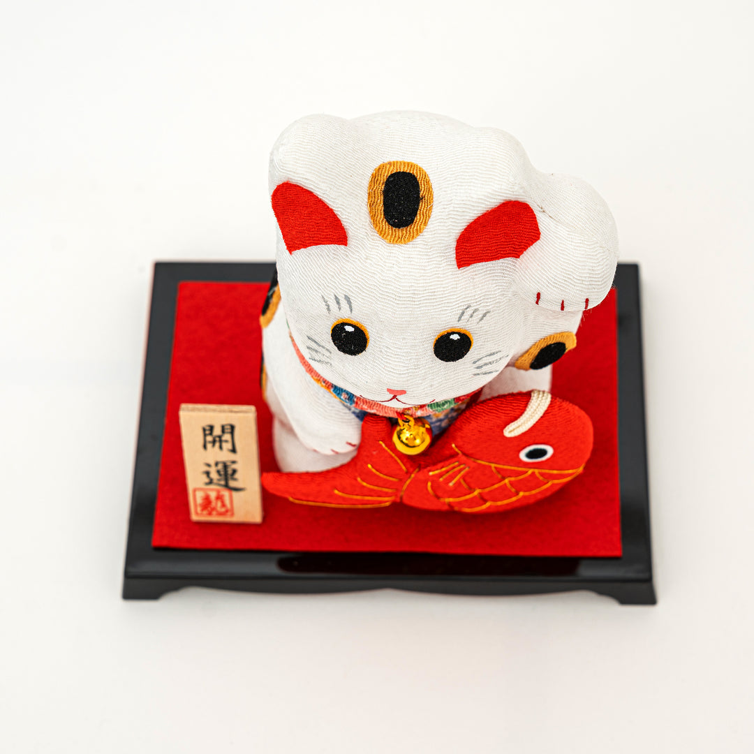 Lucky Cat with Sea Bream