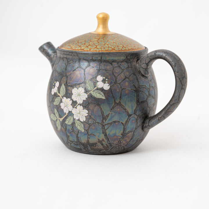 Gold-decorated nishiki lid on Japanese Shoryu Tenmoku kyusu