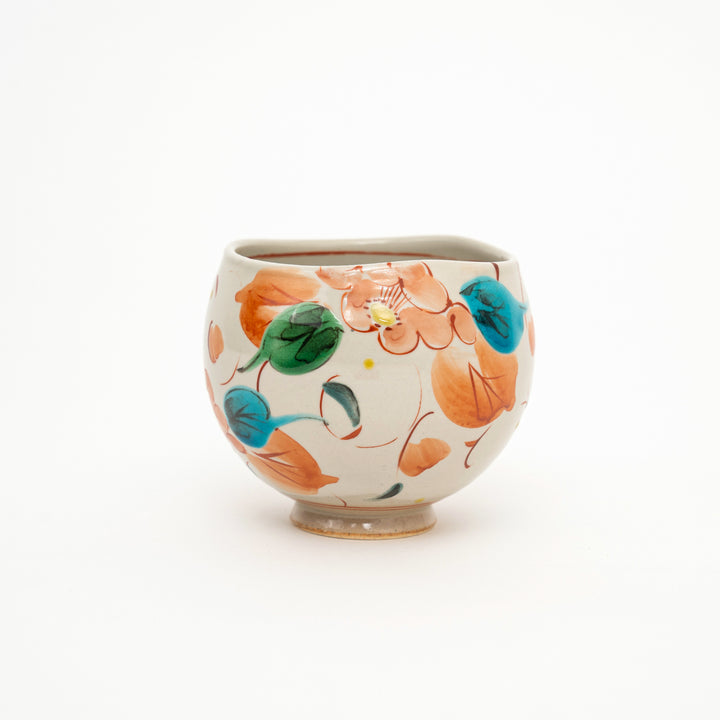 Kutani Ware Hand-Painted Ippuku Bowl Crackle Glazed Camellia and Arabesque by Kokuzougama 虚空蔵窯