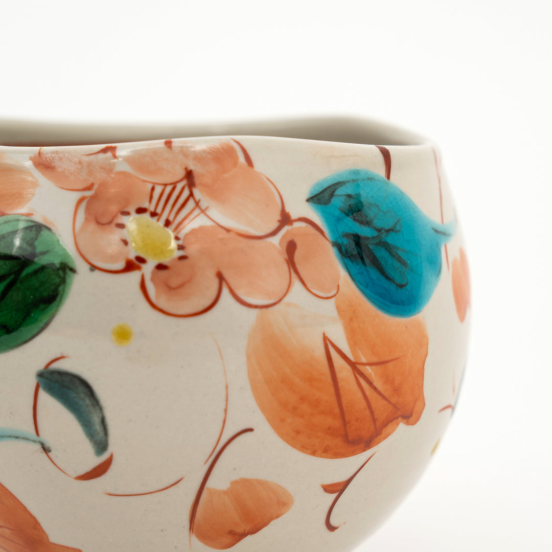 Kutani Ware Hand-Painted Ippuku Bowl Crackle Glazed Camellia and Arabesque by Kokuzougama 虚空蔵窯