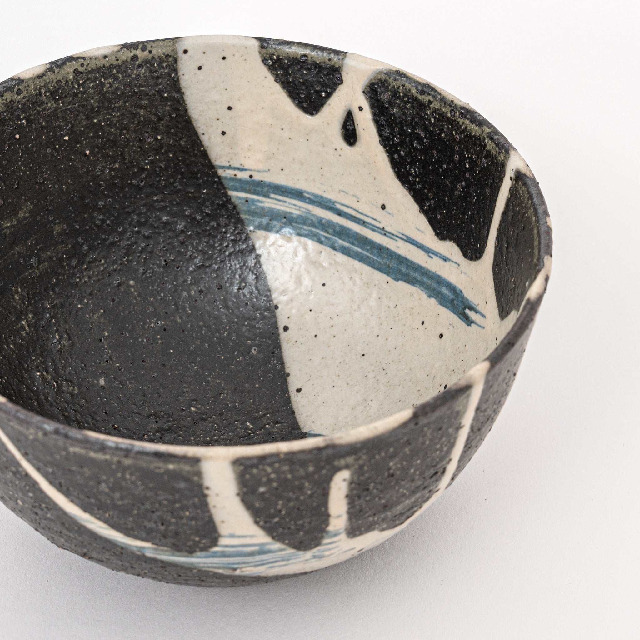 Handmade Shigaraki Black and White Ramen Bowl – Great Zakka