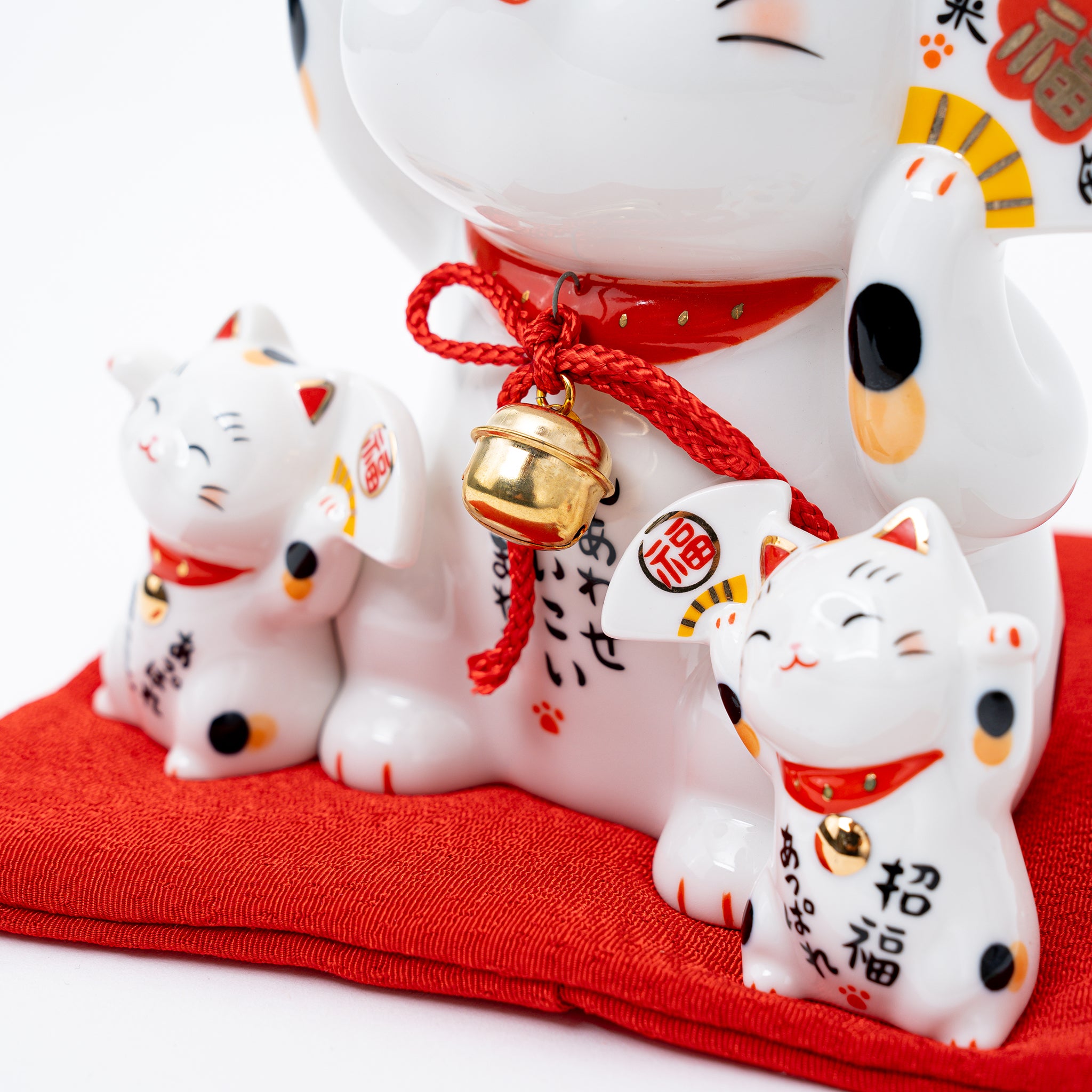Yakushigama Ceramic Beckoning Cat Figurine – Great Zakka