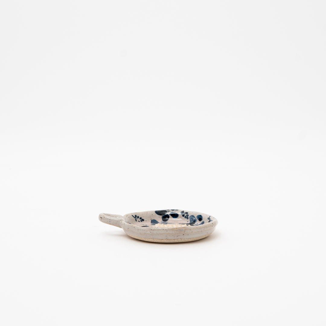 Small ceramic grater with a side handle
