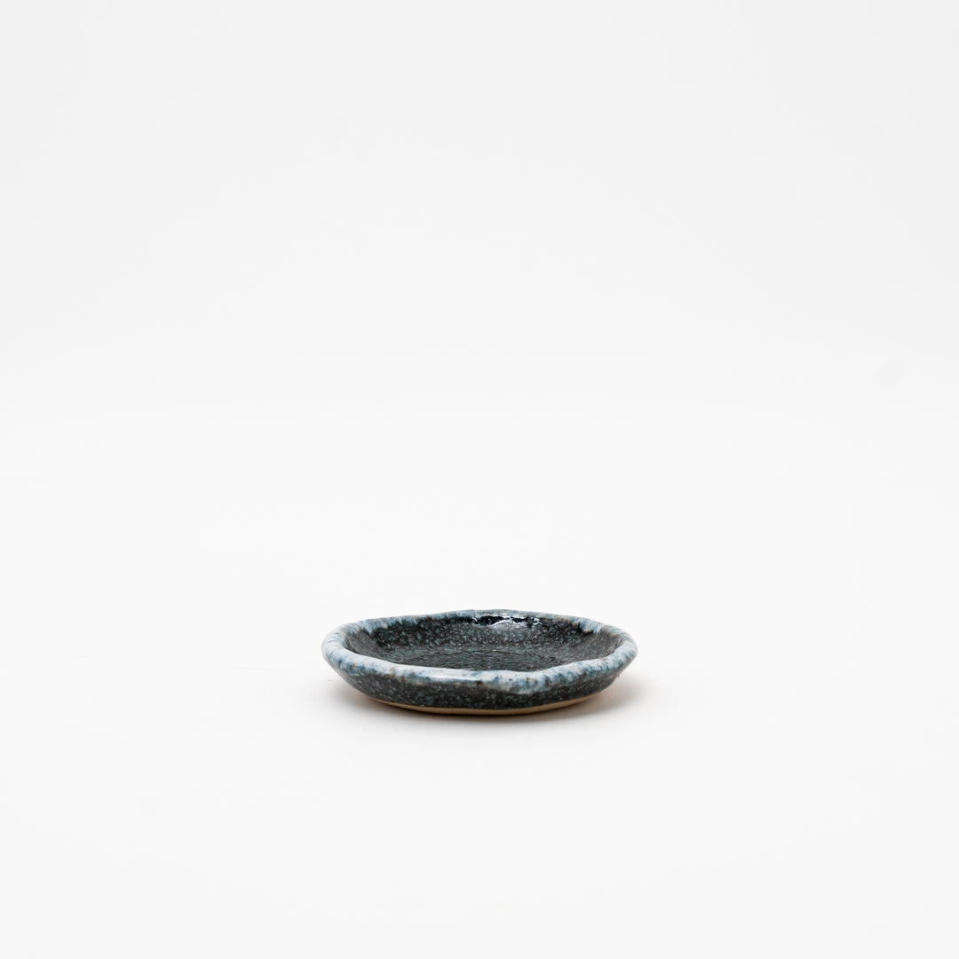 Small round Karatsu plate with a rustic rim